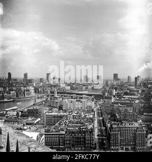 Vista dello skyline della città di Londra dal Shell Centre, Londra UK - presa nel 1971 Foto Stock