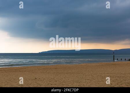 Bournemouth, Dorset UK. 30 aprile 2021. Tempo in Gran Bretagna: Dopo un inizio di sole, cieli grigi e pioggia a Bournemouth, pochi visitatori si dirigono verso il mare come il lungo week-end Bank Holiday si avvicina. Credit: Carolyn Jenkins/Alamy Live News Foto Stock