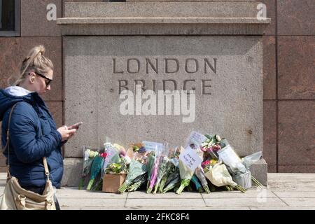 Londra, Regno Unito. 30 Apr 2021. Tributi floreali a Folajimi Olubunmi-Adewole sul London Bridge sono stati collocati vicino a dove ha perso la vita cercando di salvare una donna che era caduta nel Tamigi. La famiglia di Jimi e molti altri hanno chiesto di mettere una targa permanente per ricordare le sue azioni eroiche. Credit: Anna Watson/Alamy Live News Foto Stock