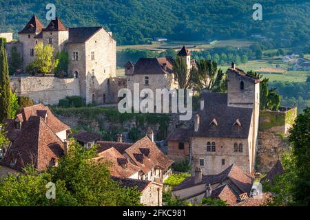 Saint-Cirq-Lapopie nella Valle del Lot, Midi-Pirenei, Francia Foto Stock