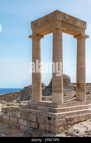 Le rovine dello stoa psithyros presso l'acropoli di Lindos sull'isola greca di Rodi. Foto Stock