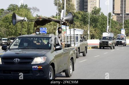 Islamabad, Pakistan. 29 Apr 2021. Soldati pakistani pattugliano su una strada a Islamabad, capitale del Pakistan, 29 aprile 2021. Truppe dell'esercito pakistano sono state dispiegate in 16 città del paese per garantire il rispetto delle linee guida COVID-19 da parte del pubblico. Credit: Ahmad Kamal/Xinhua/Alamy Live News Foto Stock