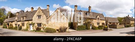 Una vista panoramica di High Street nel villaggio di Stanton, Gloucestershire UK, nel Cotswold. Questa immagine è composta da 7 o 8 immagini ad alta risoluzione. Foto Stock