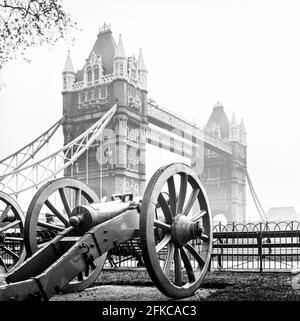 Cannone di artiglieria a Tower Bridge, Londra UK nel 1971 Foto Stock