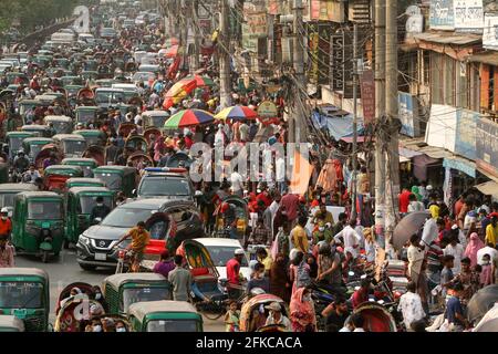 Dhaka, Bangladesh. 30 Apr 2021. La gente si riunisce a Dhaka nuovo mercato per lo shopping come non mantengono alcun genere di distanza sociale a Dhaka, Bangladesh il 30 aprile 2021 Credit: Abu Sufian Jewel/ZUMA Wire/Alamy Live News Foto Stock