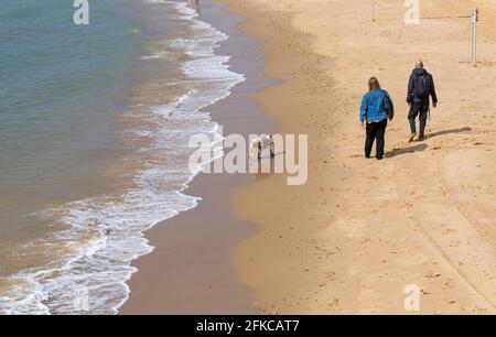 Bournemouth, Dorset UK. 30 aprile 2021. Tempo in Gran Bretagna: Dopo un inizio di sole, cieli grigi e pioggia a Bournemouth, pochi visitatori si dirigono verso il mare come il lungo week-end Bank Holiday si avvicina. Credit: Carolyn Jenkins/Alamy Live News Foto Stock