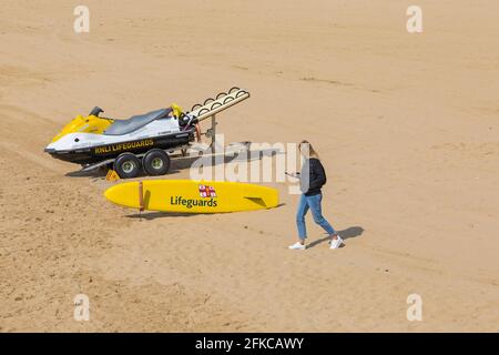 Bournemouth, Dorset UK. 30 aprile 2021. Tempo in Gran Bretagna: Dopo un inizio di sole, cieli grigi e pioggia a Bournemouth, pochi visitatori si dirigono verso il mare come il lungo week-end Bank Holiday si avvicina. Credit: Carolyn Jenkins/Alamy Live News Foto Stock