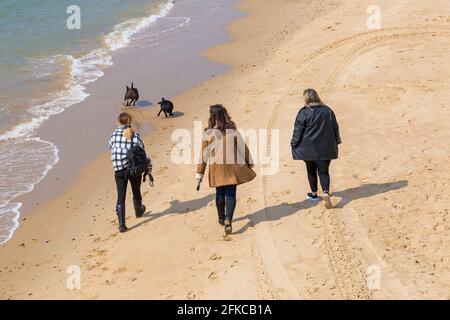 Bournemouth, Dorset UK. 30 aprile 2021. Tempo in Gran Bretagna: Dopo un inizio di sole, cieli grigi e pioggia a Bournemouth, pochi visitatori si dirigono verso il mare come il lungo week-end Bank Holiday si avvicina. Credit: Carolyn Jenkins/Alamy Live News Foto Stock