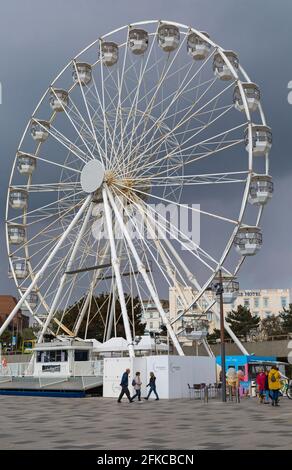 Bournemouth, Dorset UK. 30 aprile 2021. Tempo in Gran Bretagna: Dopo un inizio di sole, cieli grigi e pioggia a Bournemouth, pochi visitatori si dirigono verso il mare come il lungo week-end Bank Holiday si avvicina. Credit: Carolyn Jenkins/Alamy Live News Foto Stock