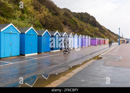 Bournemouth, Dorset UK. 30 aprile 2021. Tempo in Gran Bretagna: Dopo un inizio di sole, cieli grigi e pioggia a Bournemouth, pochi visitatori si dirigono verso il mare come il lungo week-end Bank Holiday si avvicina. Credit: Carolyn Jenkins/Alamy Live News Foto Stock