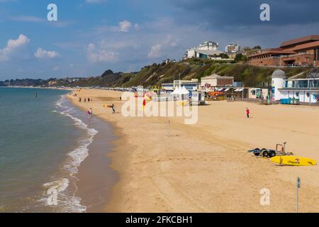 Bournemouth, Dorset UK. 30 aprile 2021. Tempo in Gran Bretagna: Dopo un inizio di sole, cieli grigi e pioggia a Bournemouth, pochi visitatori si dirigono verso il mare come il lungo week-end Bank Holiday si avvicina. Credit: Carolyn Jenkins/Alamy Live News Foto Stock