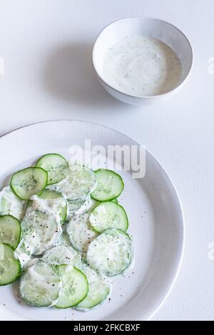 Insalata di cetrioli con condimento allo yogurt greco. Foto Stock