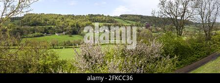 Una vista panoramica del villaggio Cotswold di Slad, Gloucestershire UK - il villaggio è immortalato nell'autobiografia di Laurie Lee 'sidro con Rosie' Foto Stock