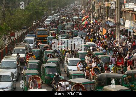 Dhaka, Bangladesh. 30 Apr 2021. La gente si riunisce al nuovo mercato di Dhaka per lo shopping poichè non stanno mantenendo alcun genere di distanziamento sociale a Dhaka, Bangladesh. Credit: Abu Sufian Jewel/ZUMA Wire/Alamy Live News Foto Stock