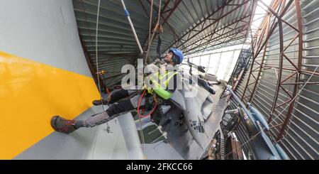 Cosford, Regno Unito, 30 aprile 2021. Il RAF Museum Cosford's National Cold War Exhibition Hangar presenta un certo numero di aerei sospesi e grandi, alcuni dei quali sono oltre 100 piedi in aria. Con un accesso limitato o difficoltoso per il personale del museo, una pulizia annuale degli aeromobili più grandi e sospesi, insieme all'ispezione dei cavi di sospensione, viene eseguita da un team specializzato utilizzando una combinazione di accesso tramite fune e piattaforme meccaniche. Credit: Paul Bunch/Alamy Live News Foto Stock