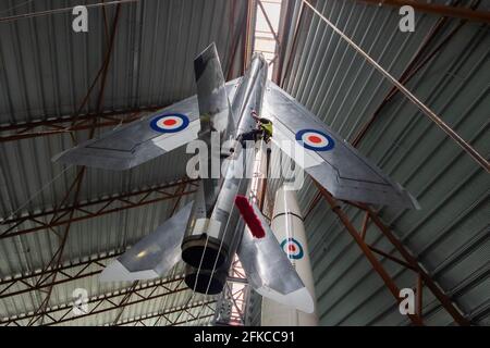 Cosford, Regno Unito, 30 aprile 2021. Il RAF Museum Cosford's National Cold War Exhibition Hangar presenta un certo numero di aerei sospesi e grandi, alcuni dei quali sono oltre 100 piedi in aria. Con un accesso limitato o difficoltoso per il personale del museo, una pulizia annuale degli aeromobili più grandi e sospesi, insieme all'ispezione dei cavi di sospensione, viene eseguita da un team specializzato utilizzando una combinazione di accesso tramite fune e piattaforme meccaniche. Credit: Paul Bunch/Alamy Live News Foto Stock