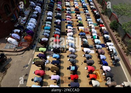 Dhaka, Bangladesh. 30 Apr 2021. I musulmani hanno partecipato alla preghiera del venerdì Jummah durante il blocco a Dhaka. (Foto di Syed Mahabubul Kader/Pacific Press) Credit: Pacific Press Media Production Corp./Alamy Live News Foto Stock