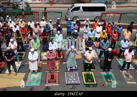 Dhaka, Bangladesh. 30 Apr 2021. I musulmani hanno partecipato alla preghiera del venerdì Jummah durante il blocco a Dhaka. (Foto di Syed Mahabubul Kader/Pacific Press) Credit: Pacific Press Media Production Corp./Alamy Live News Foto Stock