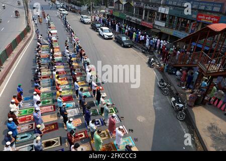 Dhaka, Bangladesh. 30 Apr 2021. I musulmani hanno partecipato alla preghiera del venerdì Jummah durante il blocco a Dhaka. (Foto di Syed Mahabubul Kader/Pacific Press) Credit: Pacific Press Media Production Corp./Alamy Live News Foto Stock