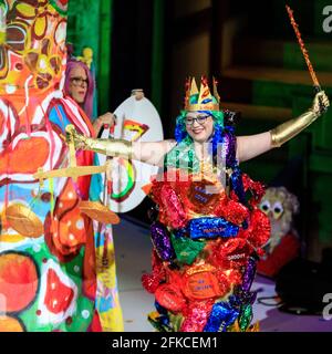 Partecipanti in abiti vivaci al concorso alternative Miss World di Andrew Logan, Globe Theatre, Londra 2018 Foto Stock