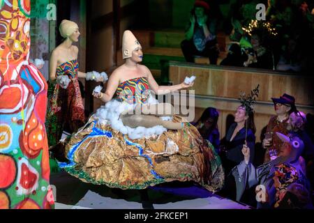 Partecipanti in abiti vivaci al concorso alternative Miss World di Andrew Logan, Globe Theatre, Londra 2018 Foto Stock