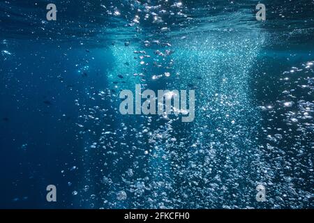 Bolle d'aria sott'acqua nell'oceano che sale in superficie, scena naturale Foto Stock