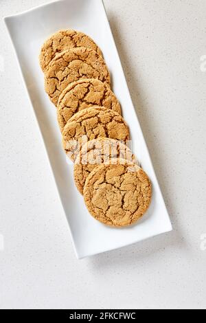 Vista dall'alto di un assortimento di biscotti allo zenzero con zucchero su un piatto bianco Foto Stock