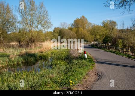 Longstock, Hampshire, Inghilterra, Regno Unito. 2021. Un canale di trasporto per il famoso River Test in Hampshire. Foto Stock