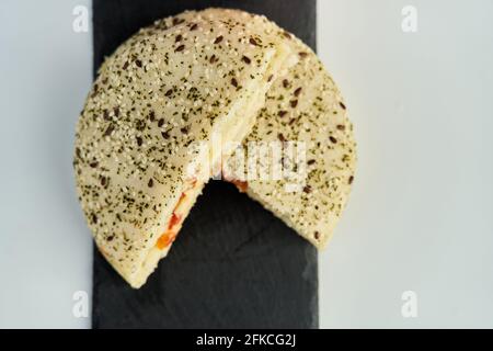 Un panino sul tavolo in una caffetteria. Foto Stock