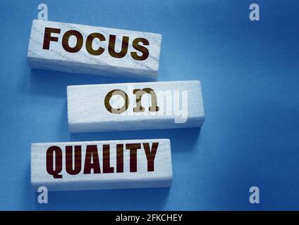 Focus su qualità parole di su blocchi di legno. Onestà nel concetto di business. Foto Stock