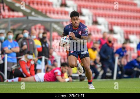 Leigh, Regno Unito. 30 Apr 2021. Kevin Naiqama (3) di St Helens corre in avanti con la palla a Leigh, Regno Unito, il 30/4/2021. (Foto di Simon Whitehead/News Images/Sipa USA) Credit: Sipa USA/Alamy Live News Foto Stock