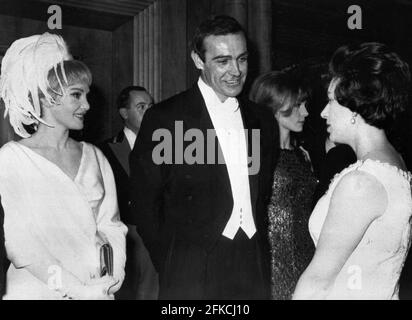 L'attore Sean Connery e sua moglie l'attrice americana Diane Cilento sono presentati alla principessa Margaret, il 15 febbraio 1965, durante la performance cinematografica reale di 'Lord Jim' Foto Stock