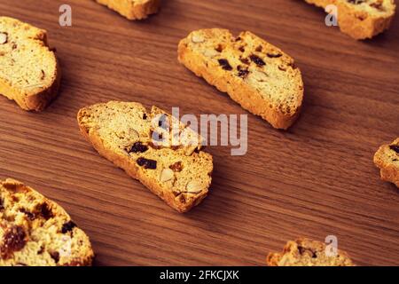 Biscotti appena sfornati su superficie di legno allineata. Foto Stock