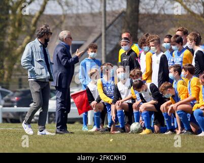 27 Avril 2021. Montreuil sur Mer, Pas de Calais Francia. FR - sur le plateau de tournage du film 'un Homme Heureux' à Union Sportive Montreuilloise AV Foto Stock