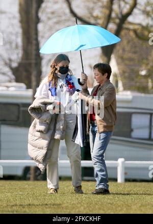 27 Avril 2021. Montreuil sur Mer, Pas de Calais Francia. FR - sur le plateau de tournage du film 'un Homme Heureux' à Union Sportive Montreuilloise AV Foto Stock