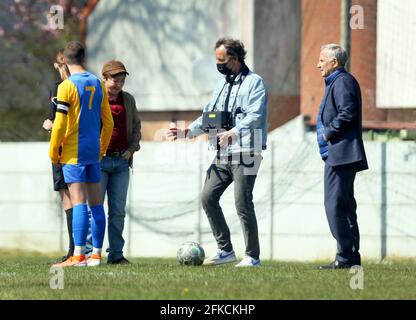 27 Avril 2021. Montreuil sur Mer, Pas de Calais Francia. FR - sur le plateau de tournage du film 'un Homme Heureux' à Union Sportive Montreuilloise AV Foto Stock