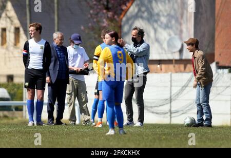 27 Avril 2021. Montreuil sur Mer, Pas de Calais Francia. FR - sur le plateau de tournage du film 'un Homme Heureux' à Union Sportive Montreuilloise AV Foto Stock