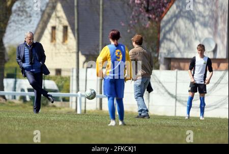 27 Avril 2021. Montreuil sur Mer, Pas de Calais Francia. FR - sur le plateau de tournage du film 'un Homme Heureux' à Union Sportive Montreuilloise AV Foto Stock