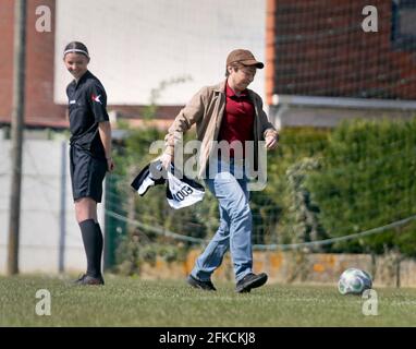 27 Avril 2021. Montreuil sur Mer, Pas de Calais Francia. FR - sur le plateau de tournage du film 'un Homme Heureux' à Union Sportive Montreuilloise AV Foto Stock