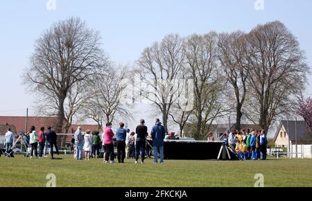 27 Avril 2021. Montreuil sur Mer, Pas de Calais Francia. FR - sur le plateau de tournage du film 'un Homme Heureux' à Union Sportive Montreuilloise AV Foto Stock