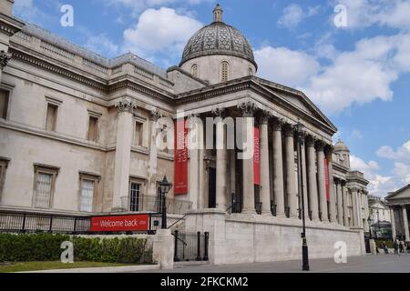 Londra, Regno Unito. 30 aprile 2021. Un cartello di benvenuto alla National Gallery di Trafalgar Square, chiusa per gran parte del tempo dall'inizio della pandemia del coronavirus. I musei saranno riaperti il 17 maggio. Foto Stock