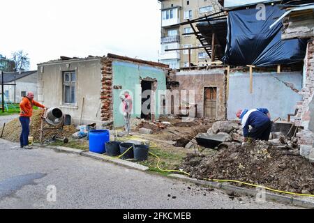 Ricostruzione e revisione di un vecchio edificio residenziale. Tysmenytsia, regione di Ivano-Frankivsk, Ucraina. 21 aprile 2021. Foto editoriale Foto Stock