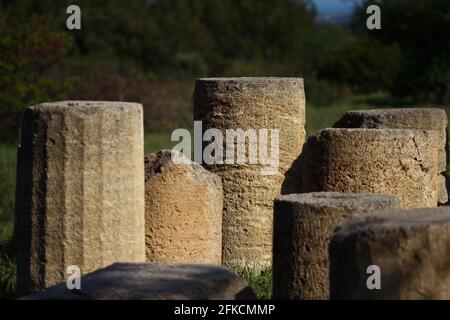 Antiche colonne romane al sito archeologico di Castellas (Altimurium) a Murviel-lès-Montpellier, Hérault, Francia Foto Stock