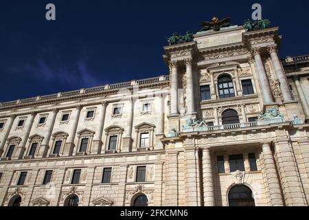 Vista della facciata neoclassica di Neue Burg (Castello nuovo), sede della Biblioteca Nazionale e del Museo di Storia dell'Arte, a Vienna, Austria. Foto Stock