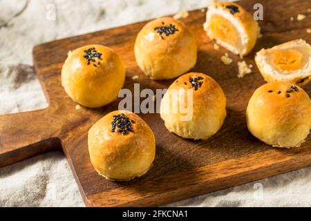 Pasticceria cinese Dan Huang su Mooncake fatta in casa con uovo salato Foto Stock