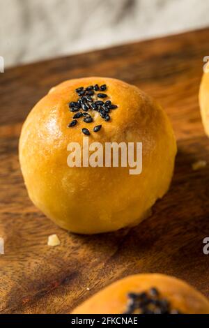 Pasticceria cinese Dan Huang su Mooncake fatta in casa con uovo salato Foto Stock