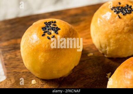 Pasticceria cinese Dan Huang su Mooncake fatta in casa con uovo salato Foto Stock