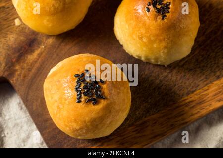 Pasticceria cinese Dan Huang su Mooncake fatta in casa con uovo salato Foto Stock