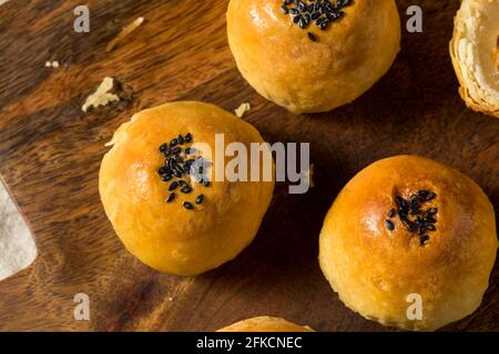 Pasticceria cinese Dan Huang su Mooncake fatta in casa con uovo salato Foto Stock