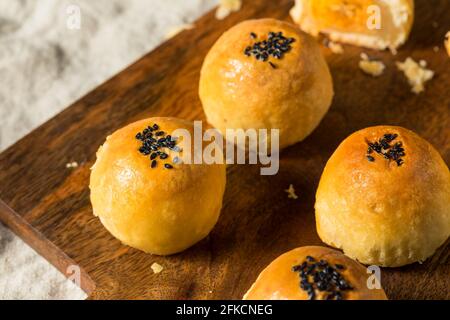 Pasticceria cinese Dan Huang su Mooncake fatta in casa con uovo salato Foto Stock